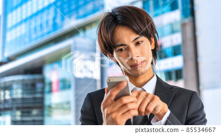 操作智能手機的商人，澀谷 85534667