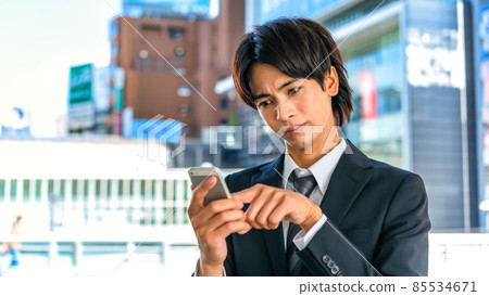 A businessman who operates a smartphone, Shibuya 85534671