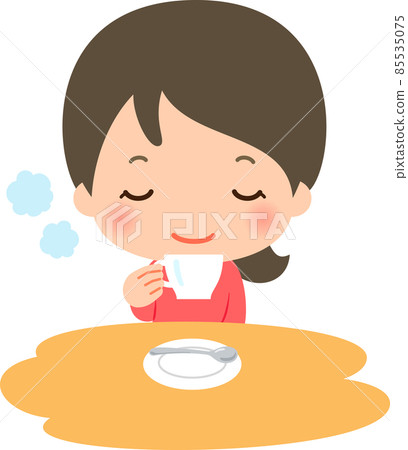 一個微笑的女人拿著茶杯 85535075