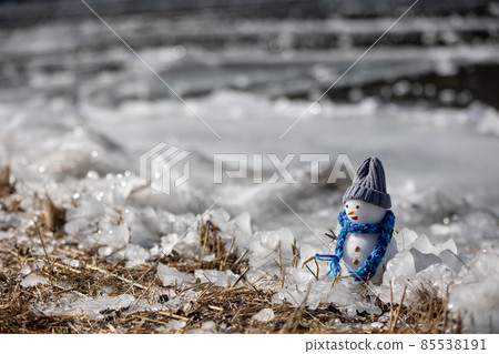 Handmade snowman on the shore of a frozen lake 85538191