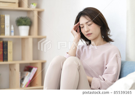 A woman with poor health 85539165