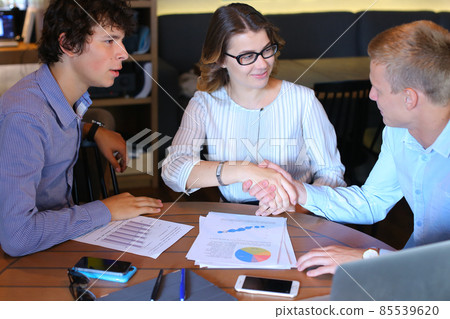 Business team negotiates talk and discuss 85539620