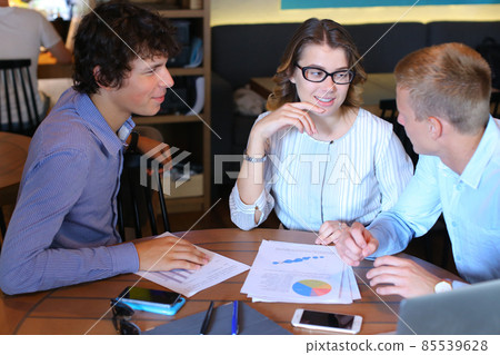 Business team negotiates talk and discuss Business team negotiates talk and discuss 85539628