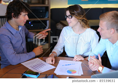Business team negotiates talk and discuss Business team negotiates talk and discuss 85539631
