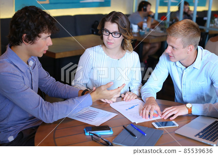 Business team negotiates talk and discuss Business team negotiates talk and discuss 85539636
