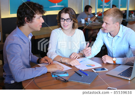 Business team negotiates talk and discuss 85539638