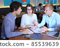Business team negotiates talk and discuss 85539639