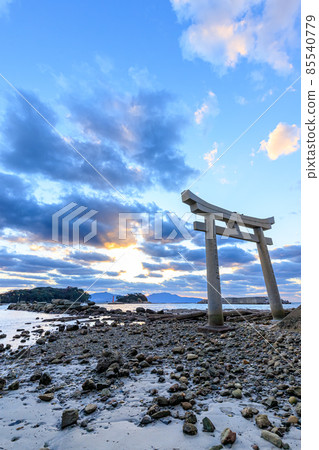 黃昏時分的福岡縣遠賀郡甘野神社的鳥居 黃昏時分的福岡縣遠賀郡甘野神社的鳥居 85540779