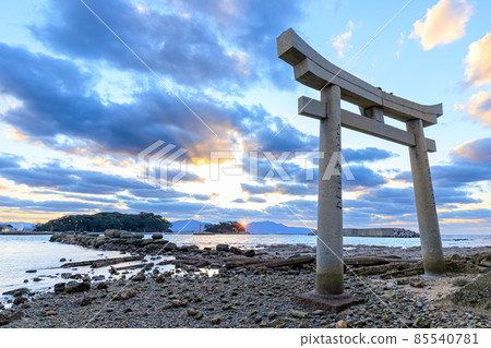 Torii of Ganoo Shrine at dusk, Onga-gun, Fukuoka Prefecture 85540781
