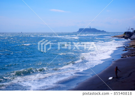 The sea of Shonan and Enoshima where the waves come and return 85540818