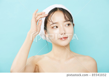一位年輕女子頭上圍著毛巾的美容肖像 一位年輕女子頭上圍著毛巾的美容肖像 85541032