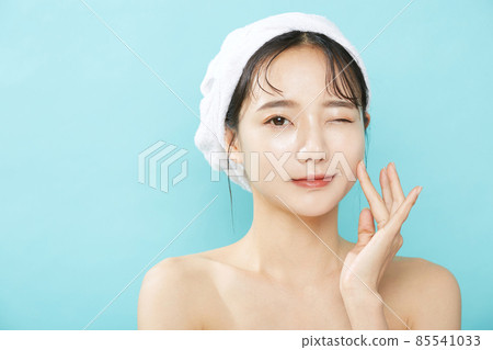 一位年輕女子頭上圍著毛巾的美容肖像 85541033