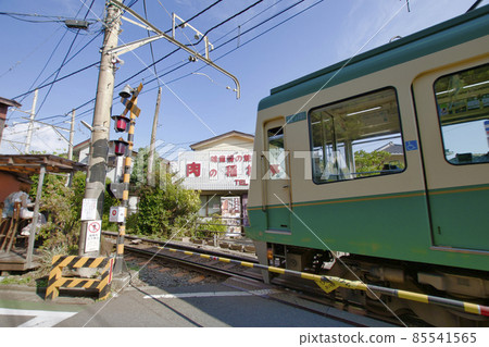【鎌倉市】在稻村崎站附近的鐵道路口奔跑的江之電 85541565