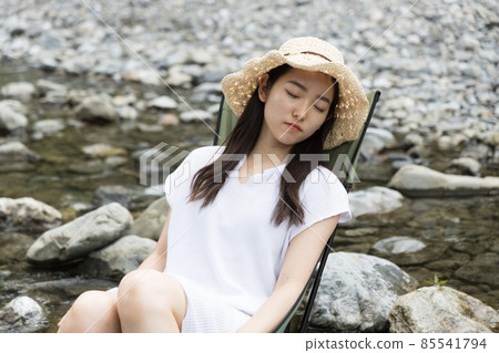 睡在營地河岸上的女孩 85541794