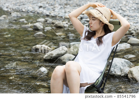 睡在營地河岸上的女孩 85541796