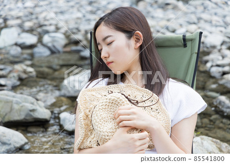 睡在營地河岸上的女孩 85541800