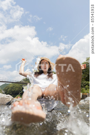 一個玩水的女孩在河裡濺起水花 85541918