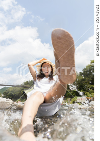 一個玩水的女孩在河裡濺起水花 85541921