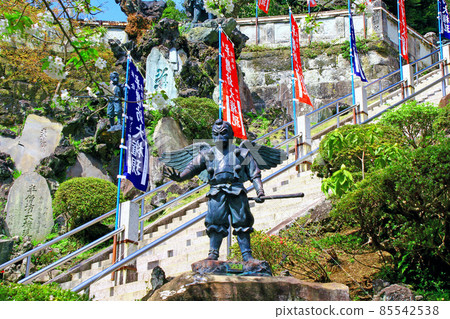 【神奈川】春天鎌倉Hansobo正殿前的天狗雕像 85542538