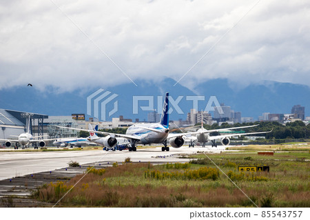 Scenery of Osaka Airport ・ Passengers taxiing Scenery of Osaka Airport ・ Passengers taxiing 85543757