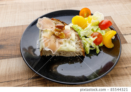 黑麥麵包配生火腿奶酪 85544321