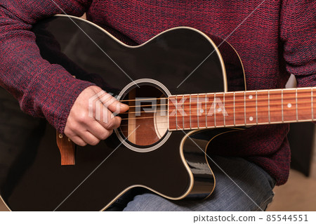 man playing guitar 85544551