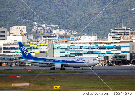 大阪機場風景,滑行的客機,全日空波音 767 大阪機場風景,滑行的客機,全日空波音 767 85544579