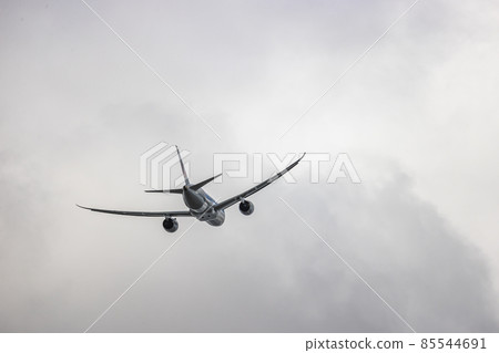 Japan Airlines Boeing 787, a passenger plane that continues to rise after taking off from Osaka Airport Japan Airlines Boeing 787, a passenger plane that continues to rise after taking off from Osaka Airport 85544691