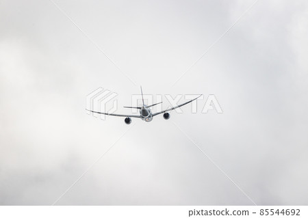 日本航空波音787，一架從大阪機場起飛後繼續上升的客機 85544692