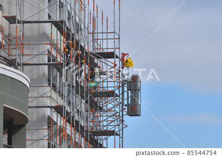 Large-scale condominium repairs: Labor saving by mechanizing the work of unloading temporary scaffolding 85544754