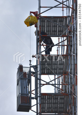 Large-scale condominium repairs: Labor saving by mechanizing the work of unloading temporary scaffolding Large-scale condominium repairs: Labor saving by mechanizing the work of unloading temporary scaffolding 85544760