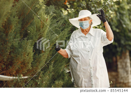 Old man in a medical mask at summer park 85545144