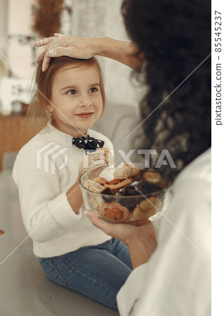 Family eats cookies at home 85545237