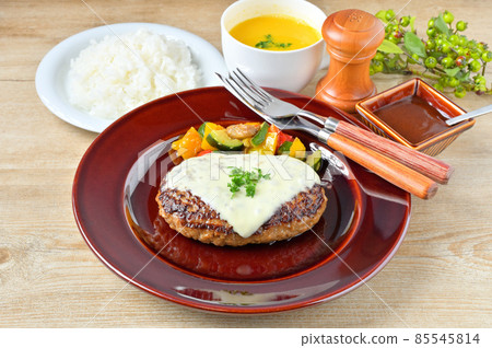 芝士漢堡。配上漢堡馬蘇里拉奶酪。與米飯和南瓜湯一起食用。 85545814