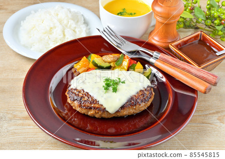 芝士漢堡。配上漢堡馬蘇里拉奶酪。與米飯和南瓜湯一起食用。 85545815