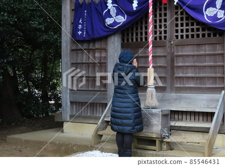 A woman holding hands at a small shrine in the countryside A woman holding hands at a small shrine in the countryside 85546431