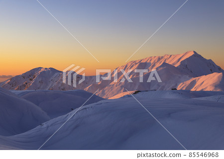 立山夕陽下的雪山 85546968