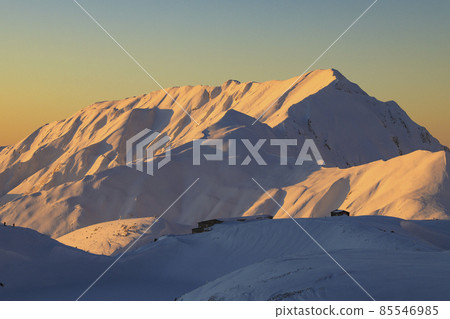 立山夕陽下的雪山 立山夕陽下的雪山 85546985