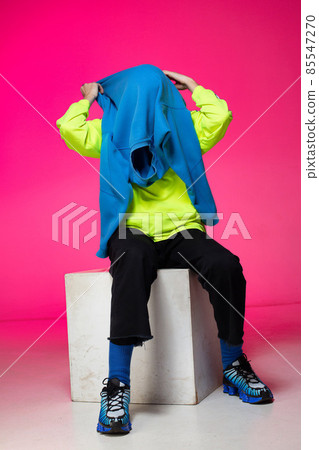 Young white european man isolated on pink Young white european man isolated on pink 85547270