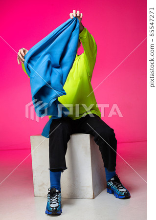 Young white european man isolated on pink Young white european man isolated on pink 85547271