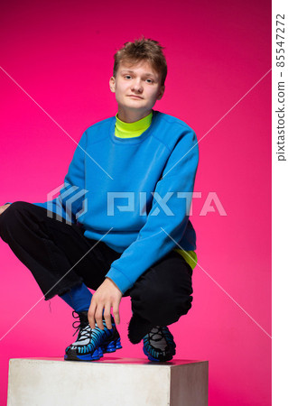 Young white european man isolated on pink Young white european man isolated on pink 85547272