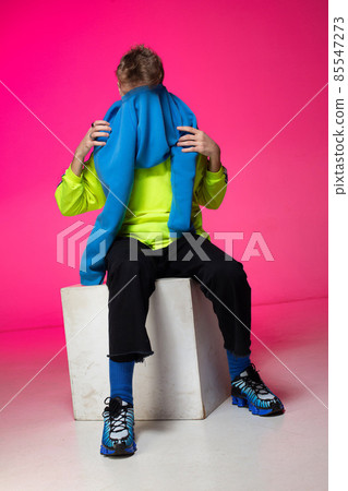 Young white european man isolated on pink Young white european man isolated on pink 85547273