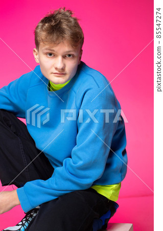 Young white european man isolated on pink 85547274