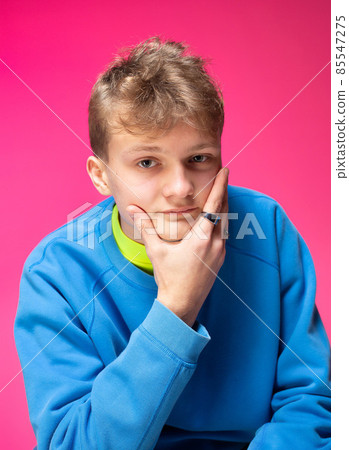 Young white european man isolated on pink Young white european man isolated on pink 85547275