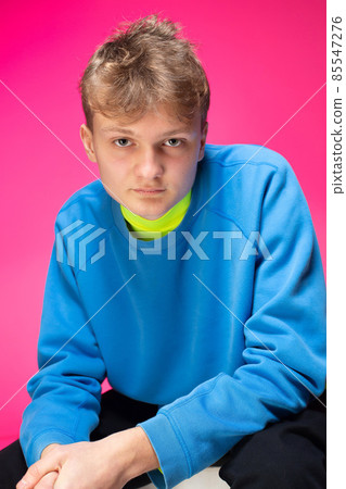 Young white european man isolated on pink Young white european man isolated on pink 85547276