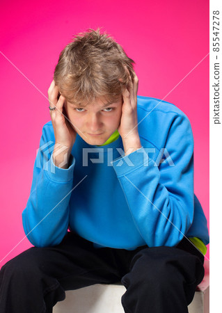 Young white european man isolated on pink Young white european man isolated on pink 85547278