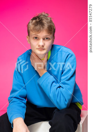 Young white european man isolated on pink Young white european man isolated on pink 85547279
