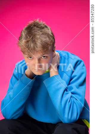 Young white european man isolated on pink Young white european man isolated on pink 85547280