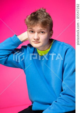 Young white european man isolated on pink Young white european man isolated on pink 85547282