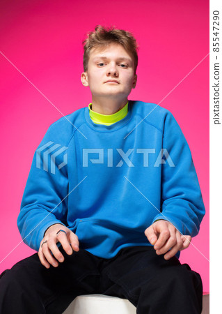 Young white european man isolated on pink Young white european man isolated on pink 85547290